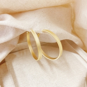 Luxury wavy pattern Hoop earring