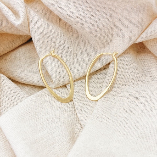 Daily simple oval hoop earring