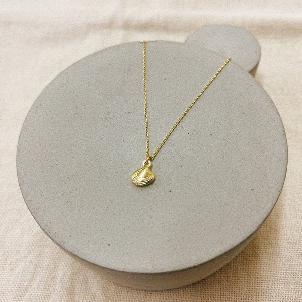 18k Gold Clam Necklace