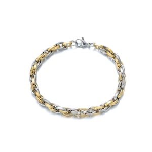 Könnte beinhalten: Ein zweifarbiges Armband mit Kettenglied-Design. Das Armband hat abwechselnd gold- und silberfarbene Glieder. Der Verschluss ist silberfarben. Der Schmuck wird auf weißem Hintergrund präsentiert.