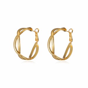 Puede incluir: Un par de pendientes de aro dorados. Cada pendiente presenta un diseño único con elementos metálicos curvos e entrelazados. Los pendientes tienen un acabado pulido y un estilo clásico y elegante.