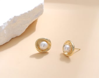Wavy shell looking style with Pearl stud earring
