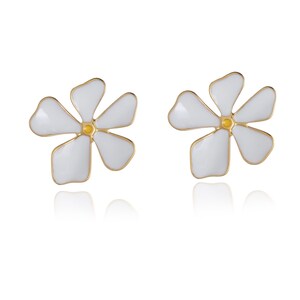 Pendientes vintage de flores blancas y doradas de gran tamaño y llamativos