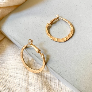30 mm mittelgroße, matte, gehämmerte Hoop-Ohrringe