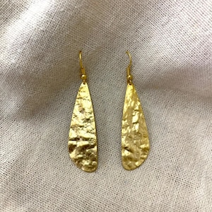 Matte gold hammered drop earring