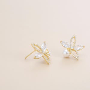 Stunning 18mm Flower-Shaped Pearl Stud Earrings