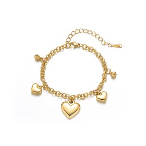 Pulsera refinada y elegante con dijes de corazón y cadena atrevida para un look clásico.