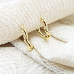 Wavy cute little earring