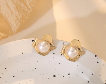 Wavy base with Pearl on top stud earring