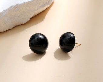 Simple button stud earring