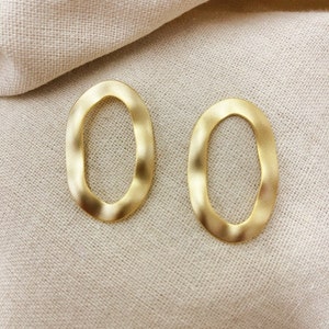 Matte gold Wavy Oval post earring