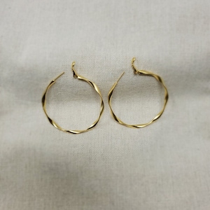 Matte Gold gedrehte Creolen
