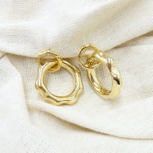 Post dangled to drop down wavy circle earring