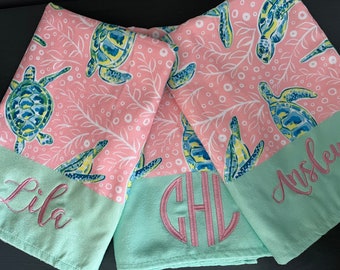 Toalla de playa con monograma de tortuga marina: Toalla personalizada para tus vacaciones de verano.