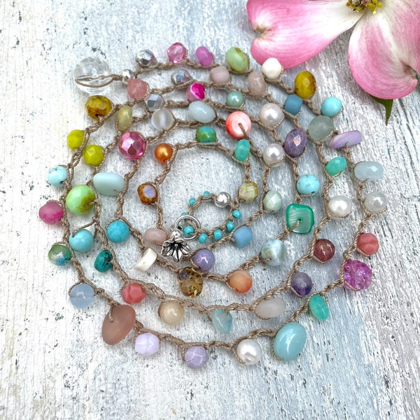 Pulsera/collar/tobillera de ganchillo en tonos pastel con piedras semipreciosas y cristal checo. ¡Estilo boho, ideal para yoga y surf!