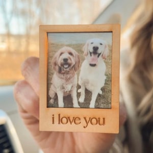 Könnte beinhalten: Ein Holzfotorahmen mit einem Bild von zwei Golden Retrievern. Der Rahmen trägt die Worte "i love you" unten eingraviert.