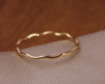 Minimalist Gold Wavy Ring, Dainty Stackable Ring, Simple Wave Band, Gold Stacking Ring, Gold Wave Ring, Gold Stacking Ring, Everyday Jewelry