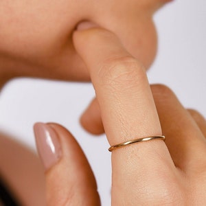 Bague en or 14 carats, anneau en or simple, bague minimaliste, bague à superposer pour elle, bijoux en or élégants, cadeau pour elle, bague femme, empilable