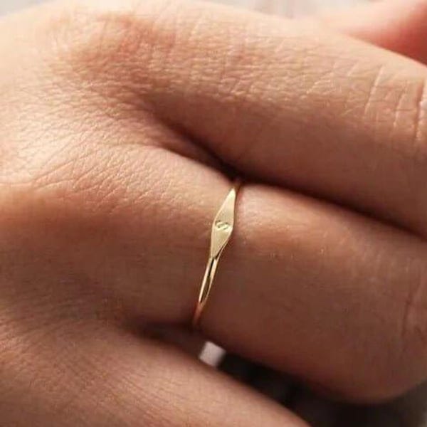 Personlig guldsignetring – Liten initialring i 14k guldfylld