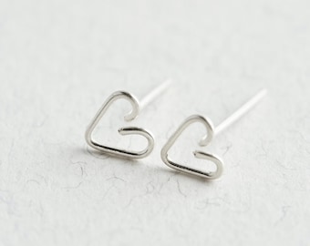 Puces d'oreilles coeur en argent sterling, Puces d'oreilles coeur en argent, Puces d'oreilles minimalistes, Boucles d'oreilles petit coeur, Cadeau amour, Puces d'oreilles délicates, Cadeau pour elle