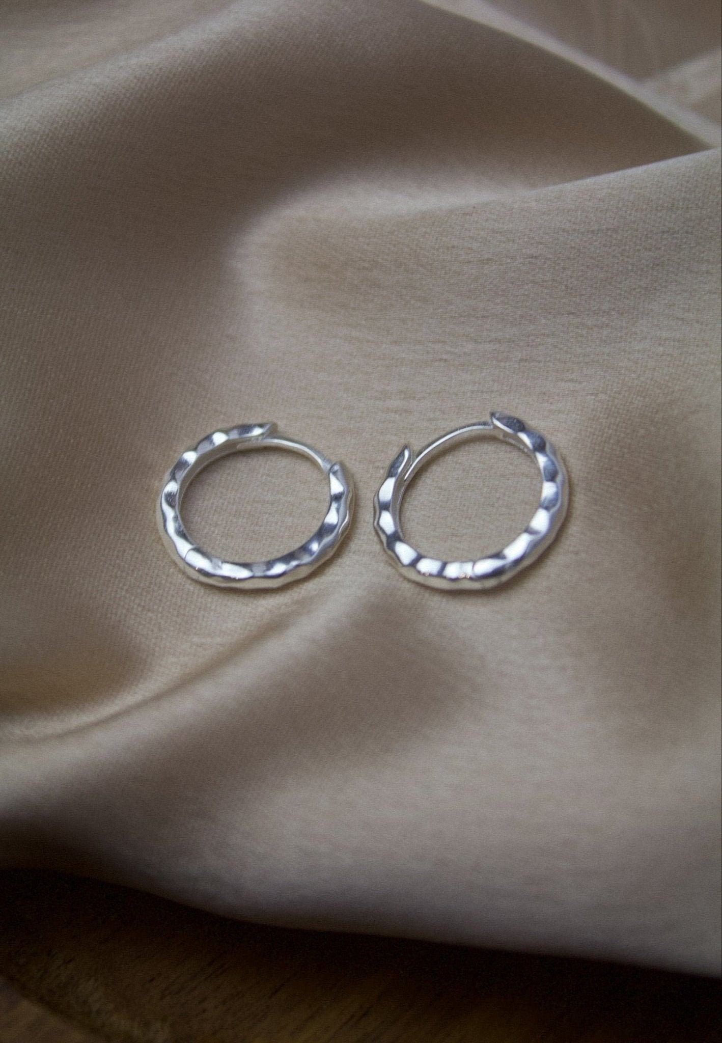 Sterling Silver Chunky Hammered Huggie Hoops, Silver Huggie Hoops Earrings, Small Hoop Earrings, Sterling Silver Hoops, Everyday Earrings