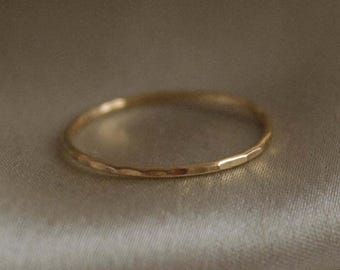 Gehämmerter Gold Bandring – Dünner Strukturring aus 585er Gold