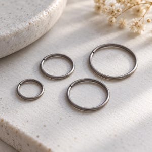 Aros de titanio, pendientes minimalistas con forma de infinito / Tamaños de 6 a 12 mm, apilables para lóbulo, cartílago y tragus.