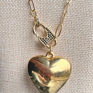 Collar grande de corazón de latón