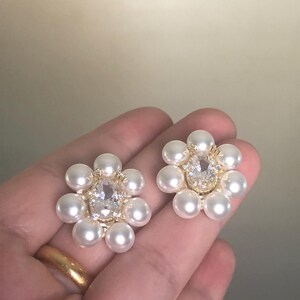 Victorian style flower shape Shell Pearls crystal Earrings: Art Deco Gold & white Studs