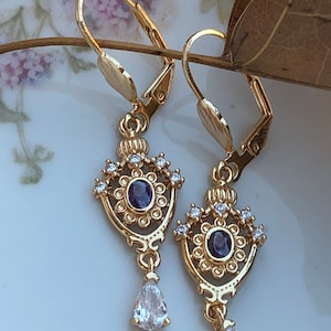 Pendientes colgantes victorianos: joyas nupciales de circonitas cúbicas moradas y doradas