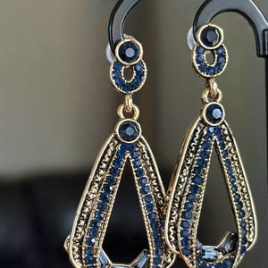 silver or gold jewelry with navy blue dress Earrings for shoes how to accessorize a navy blue dress for a wedding