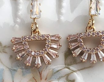 Art Deco Gold Fächer Ohrringe: Braut CZ Kristall Anhänger