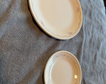 4 piece Corelle Rosemarie tulip includes 2 dinner plates and 2 bread plates