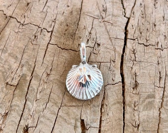 Vintage Sterling Silver Scalloped Shell Pendant