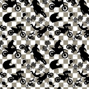 Può includere: Un motivo ripetuto con silhouette nere di piloti di motocross, caschi, bandiere a scacchi e trofei su uno sfondo a scacchi di quadrati bianchi e beige. È presente anche il testo "WILLIAM MARIE DESIGNS".