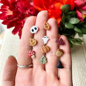 Halloween Ohrstecker | Mini Polymer Clay Ohrstecker Halloween Set | Herbstlaub| Gespenst | Rote Mütze Pilz | Hexenhut | Kürbis |  Nickelfrei