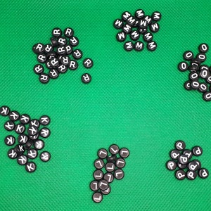Perlen Buchstaben A bis Z rund schwarz einzeln Buchstabenperlen basteln Acrylperlen Alphabet
