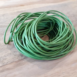 Op de afbeelding: Een rol groene lederen koord, perfect voor knutselprojecten.