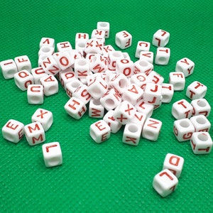 Buchstabenwürfel Perlen weiß Acryl Buchstaben Würfel rot basteln Acrylperlen Alphabet