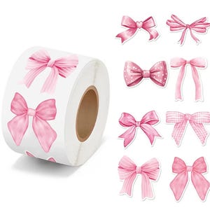Puede incluir: Un rollo de pegatinas de lazo rosa con varios diseños, incluyendo patrones lisos, de lunares y de cuadros. Las pegatinas son de diferentes tonos de rosa y son ideales para manualidades, regalos o decoraciones.