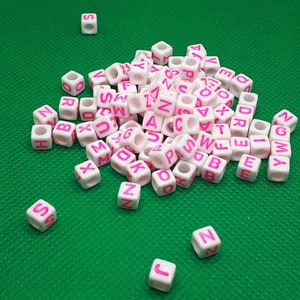 Buchstabenwürfel Perlen weiß Acryl Buchstaben Würfel pink basteln Acrylperlen Alphabet
