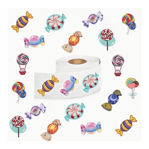 Könnte beinhalten: Eine Rolle weißer Aufkleber mit farbenfrohen Illustrationen von Süßigkeiten und Lollis. Die Aufkleber zeigen verschiedene Designs, darunter verpackte Süßigkeiten in Blau-, Rosa-, Gelb- und Orangetönen sowie Spiral-Lollis.