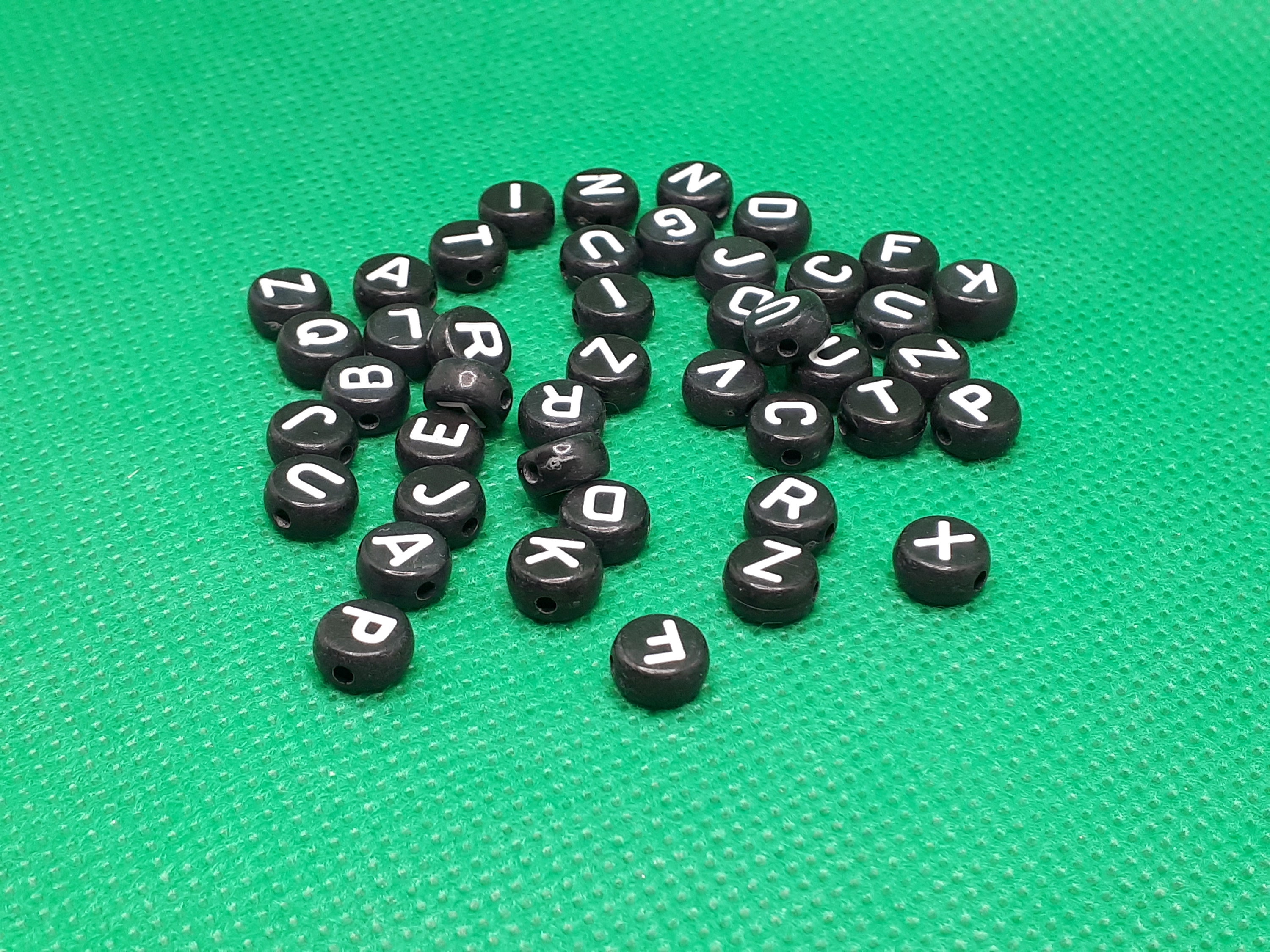 Perline Acriliche Tonde Con Lettere Dell'Alfabeto - Nero Su Bianco, Diametro 7mm - Confezione Da Circa 50 Pezzi (10g) - Foto 4