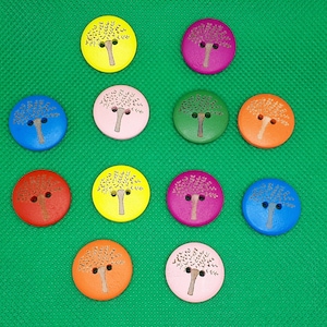 Könnte beinhalten: Sortiment von 10 Holz-Knöpfen mit einem Baumdesign. Die Knöpfe sind in verschiedenen Farben, darunter Gelb, Rosa, Blau, Rot und Grün.