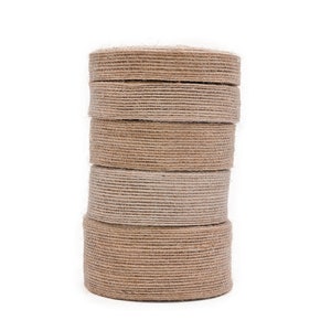 Peut inclure: Cinq rouleaux de jute brun empilés, chacun avec une texture légèrement différente. Les rouleaux sont empilés les uns sur les autres, créant une forme cylindrique.