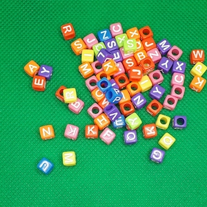 Buchstabenwürfel bunt weiße Buchstaben Würfel Perlen Acryl weiß basteln Acrylperlen Alphabet