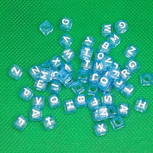 Cuentas de cubo de letras, cubos de letras acrílicas transparentes azules, cuentas de acrílico artesanales blancas, alfabeto