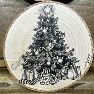 Könnte beinhalten: Ein Untersetzer aus Holzscheiben mit einem handgezeichneten Weihnachtsbaum-Design. Die Schwarz-Weiß-Illustration zeigt einen geschmückten Baum mit Ornamenten, Girlanden und Geschenken. Der Untersetzer hat einen natürlichen Holzmaserungsrand.