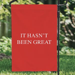 Bandera de jardín anti-Trump: "No ha sido genial". Decoración política sarcástica. imagen 2
