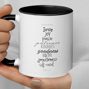 Fruto del Espíritu Cita cristiana Versículo de la Biblia basada en la fe Taza con color dentro